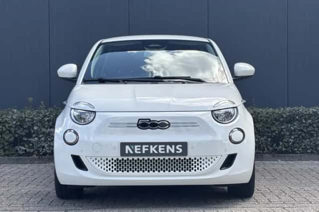 Fiat 500 (2023) thumbnail 2