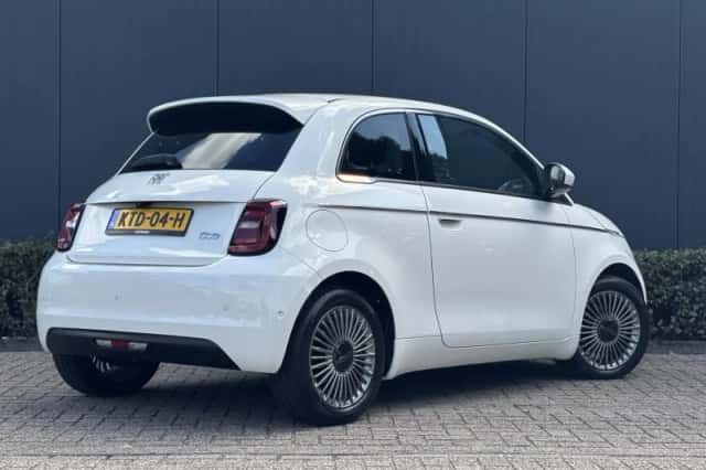 Fiat 500 (2023) thumbnail 3