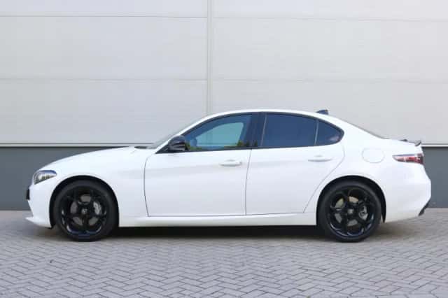 Alfa Romeo Giulia (2024) thumbnail 2
