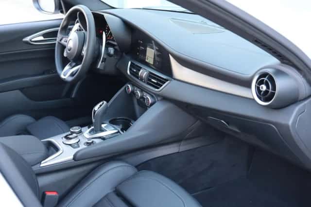Alfa Romeo Giulia (2024) thumbnail 5