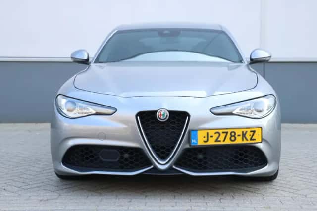 Alfa Romeo Giulia (2020) thumbnail 5