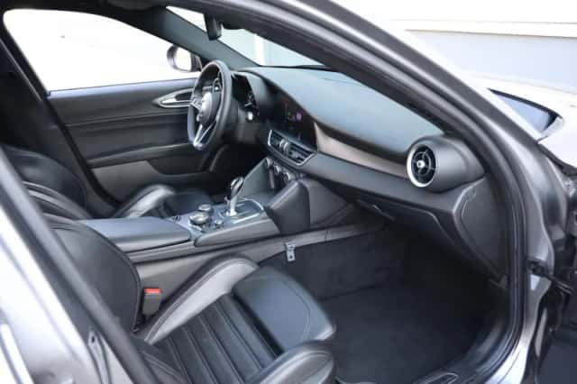 Alfa Romeo Giulia (2020) thumbnail 9