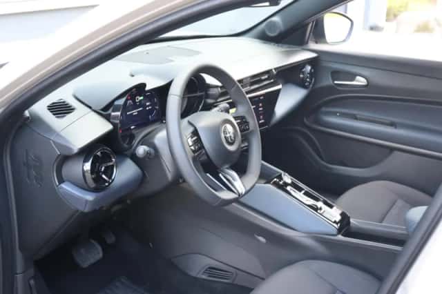 Alfa Romeo Junior (2025) thumbnail 12
