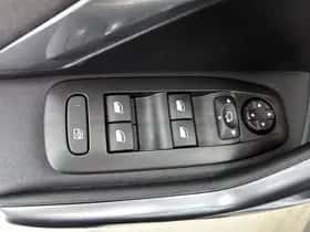 Peugeot 2008 (2018) thumbnail 33