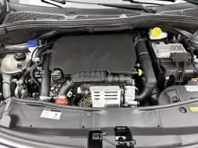 Peugeot 2008 (2018) thumbnail 36