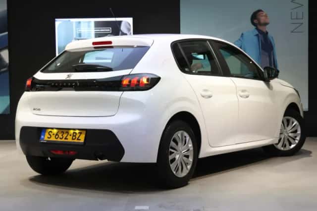Peugeot 208 (2023) thumbnail 3