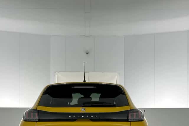 Peugeot e-208 (2023) thumbnail 6