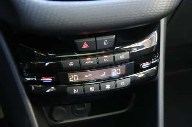 Peugeot 2008 (2019) thumbnail 36