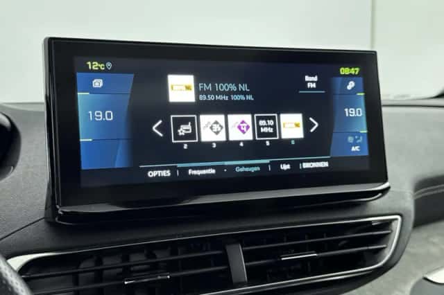 Peugeot 3008 (2023) thumbnail 8