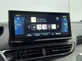 Peugeot 3008 (2023) thumbnail 8