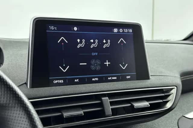 Peugeot 3008 (2019) thumbnail 25