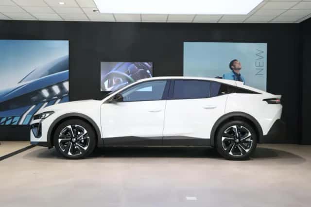 Peugeot 408 (2025) thumbnail 2