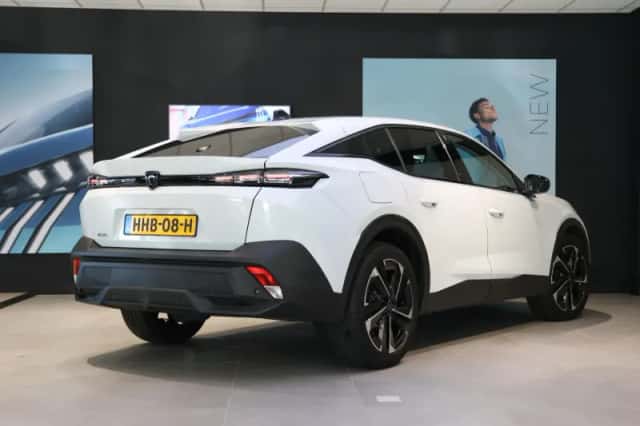 Peugeot 408 (2025) thumbnail 3