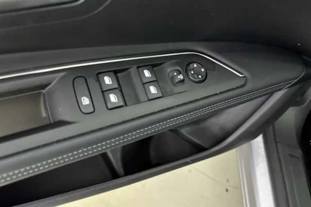 Peugeot 3008 (2023) thumbnail 17