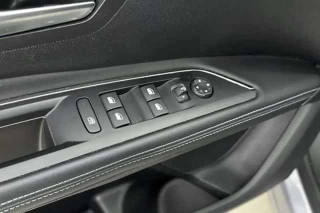 Peugeot 5008 (2023) thumbnail 17