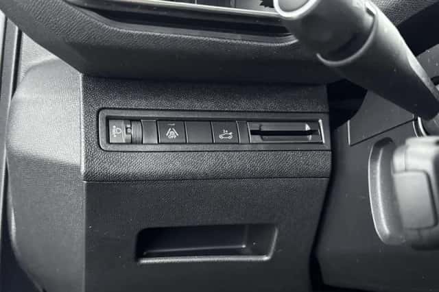 Peugeot 5008 (2023) thumbnail 31