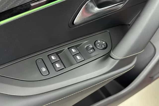 Peugeot e-2008 (2022) thumbnail 18