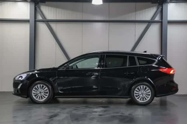 Ford Focus (2021) thumbnail 2