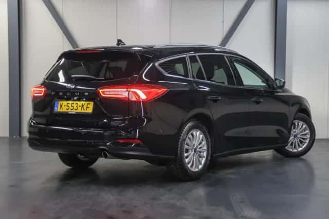 Ford Focus (2021) thumbnail 3