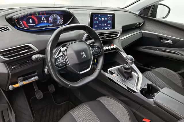 Peugeot 3008 (2018) thumbnail 11