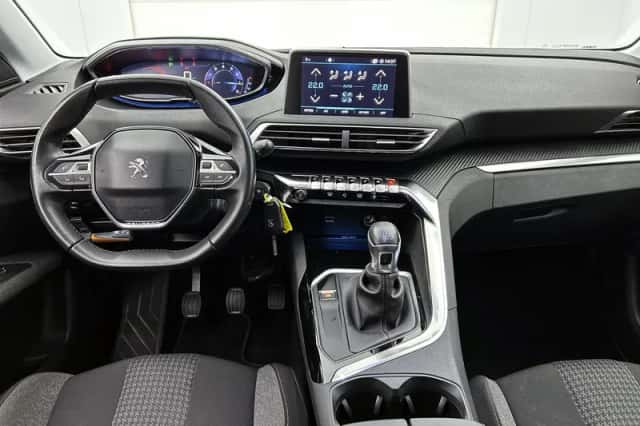 Peugeot 3008 (2018) thumbnail 12