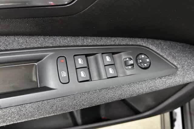 Peugeot 3008 (2018) thumbnail 18