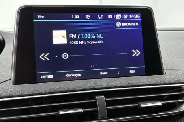 Peugeot 3008 (2018) thumbnail 24