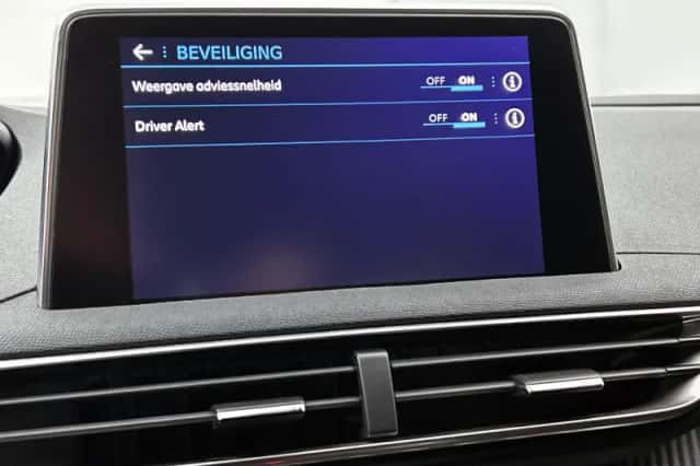 Peugeot 3008 (2018) thumbnail 29