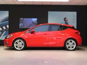 Opel Astra (2018) thumbnail 2