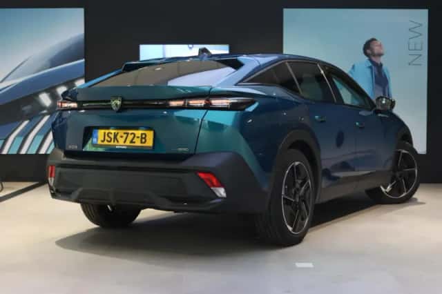 Peugeot 408 (2025) thumbnail 3