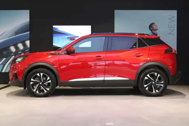 Peugeot e-2008 (2021) thumbnail 2