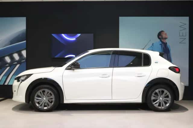 Peugeot e-208 (2022) thumbnail 2