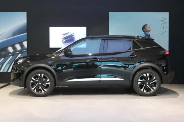 Peugeot e-2008 (2022) thumbnail 2