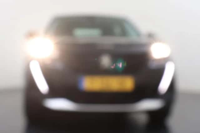 Peugeot e-2008 (2022) thumbnail 3