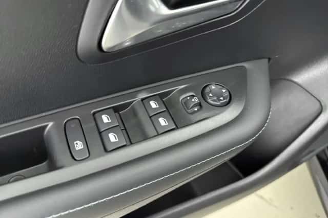 Peugeot 208 (2023) thumbnail 15