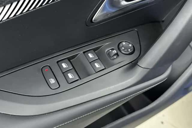 Peugeot e-2008 (2024) thumbnail 15