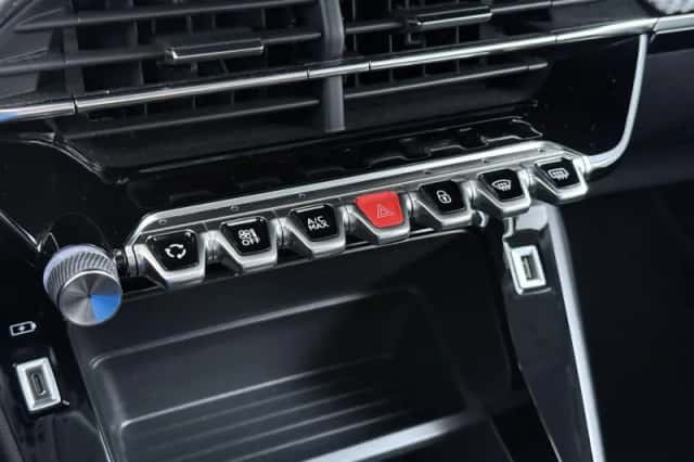 Peugeot 2008 (2021) thumbnail 34