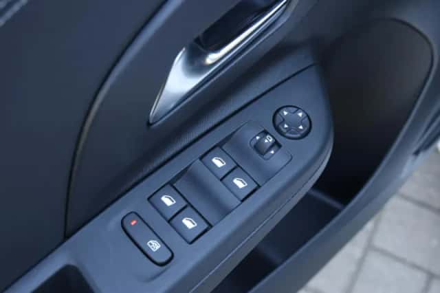 Opel Corsa (2023) thumbnail 24