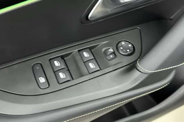 Peugeot e-2008 (2022) thumbnail 15