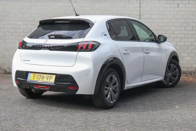Peugeot e-208 (2023) thumbnail 3