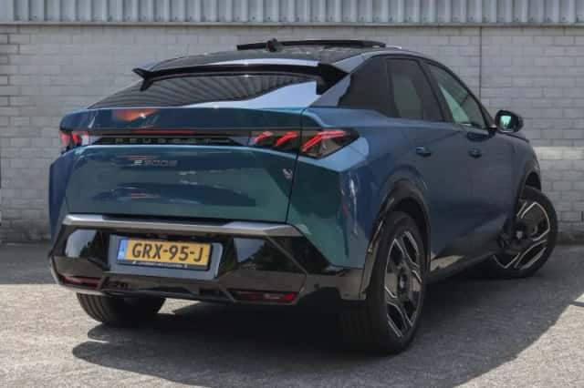 Peugeot e-3008 (2024) thumbnail 3