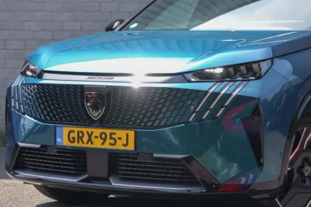 Peugeot e-3008 (2024) thumbnail 5
