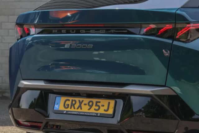 Peugeot e-3008 (2024) thumbnail 6