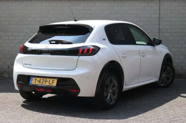 Peugeot e-208 (2023) thumbnail 3