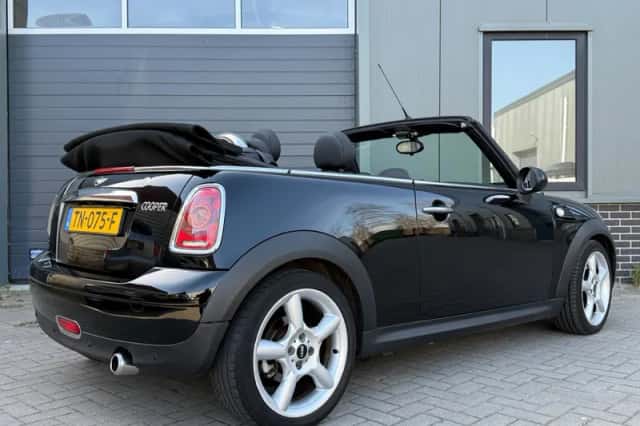 MINI Cabrio (2009) thumbnail 2
