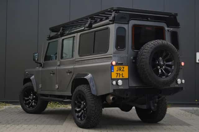 Land Rover Defender (2003) thumbnail 2