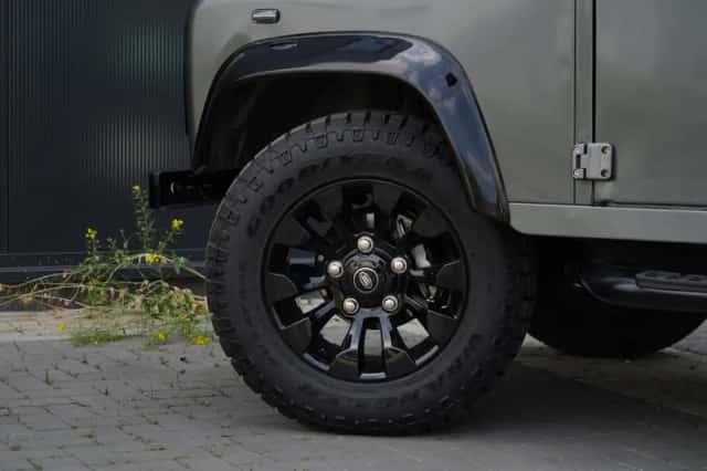Land Rover Defender (2003) thumbnail 6
