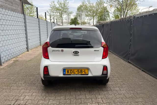 Kia Picanto (2015) thumbnail 5