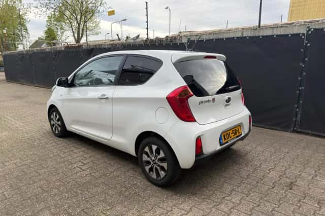 Kia Picanto (2015) thumbnail 6
