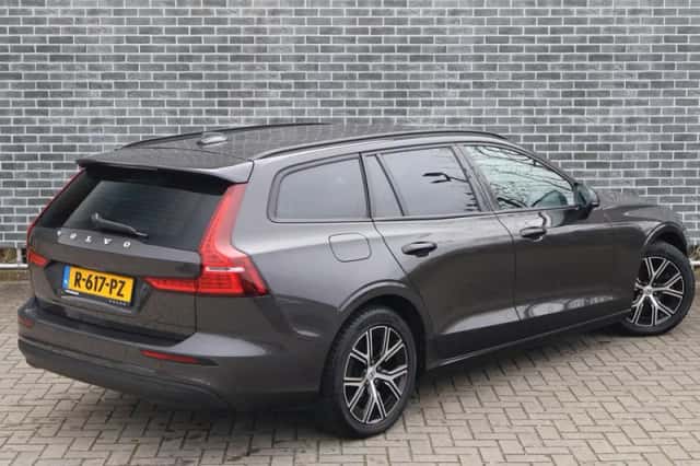 Volvo V60 (2022) thumbnail 2